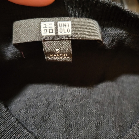 Uniqlo  100% wool vneck  black sweater basic closet staple - Picture 4 of 7